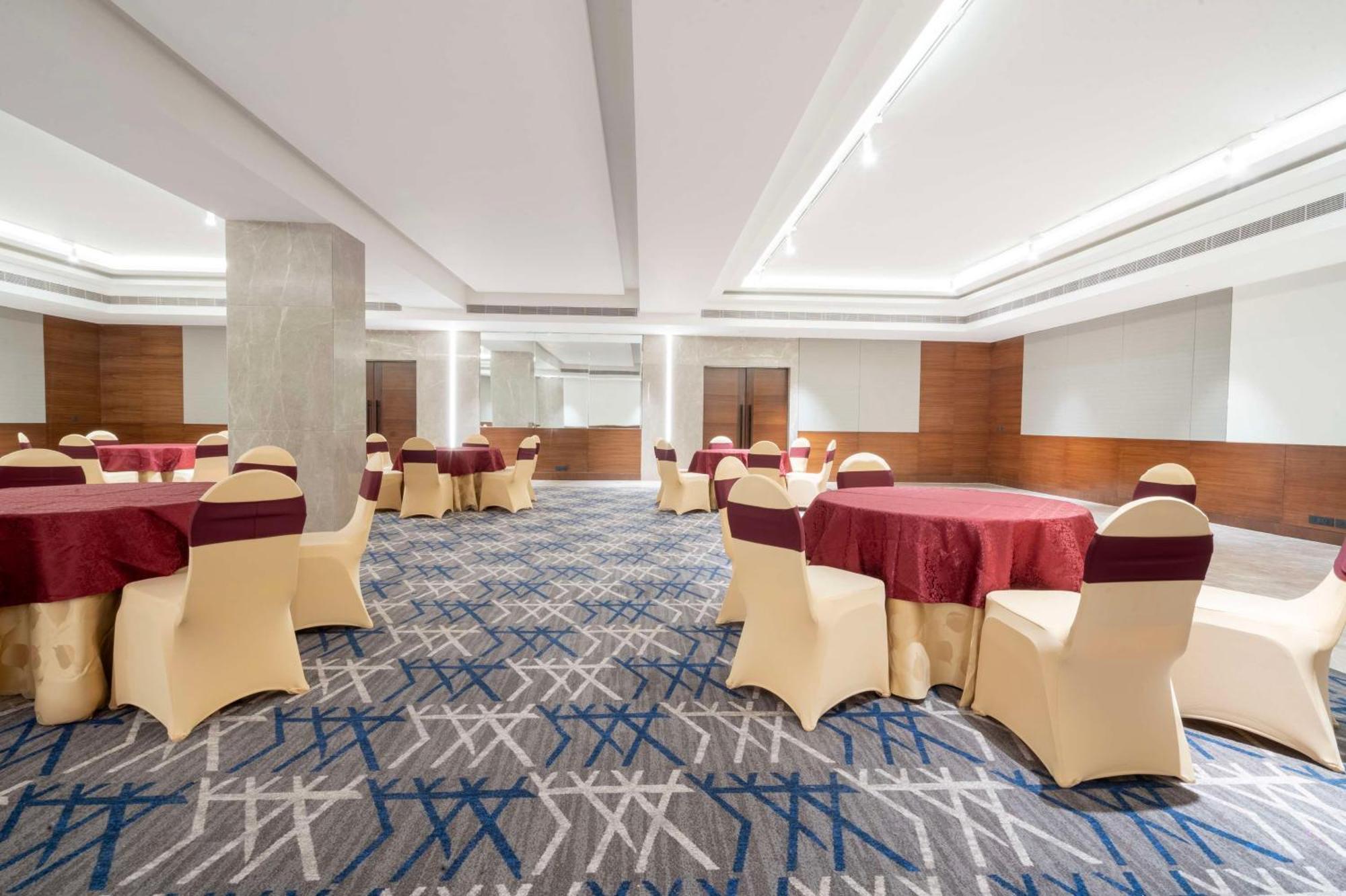 Radisson Hotel Vrindavan Vrindāvan Exterior foto